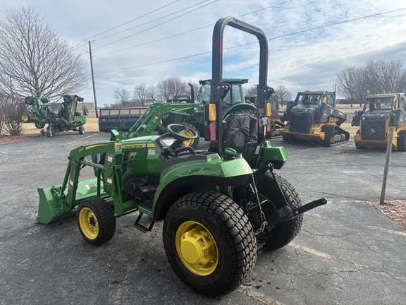 Image of John Deere 2032R equipment image 3