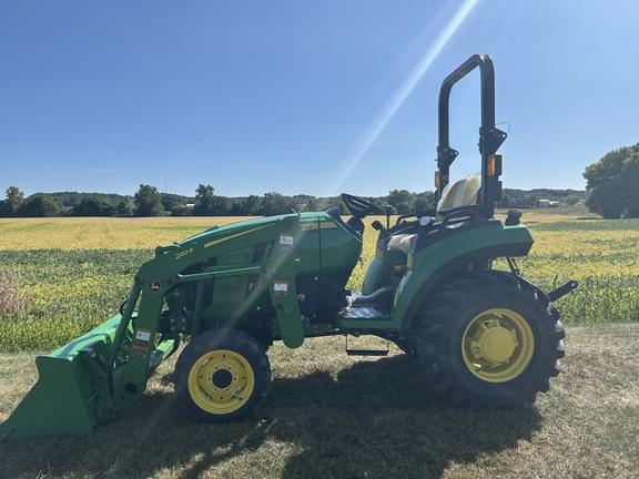 Image of John Deere 2032R Image 0