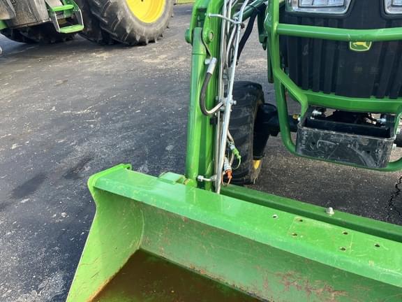 Image of John Deere 2032R equipment image 2