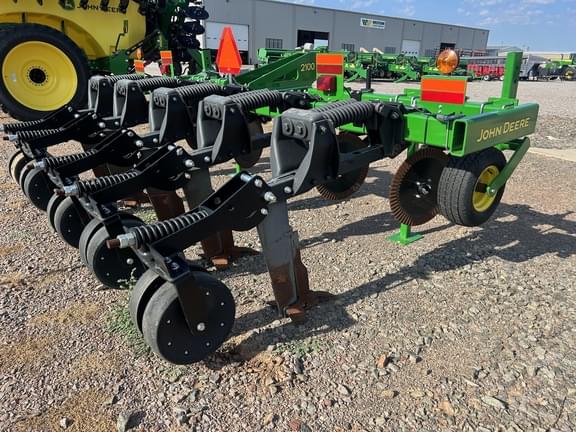 Image of John Deere 2100 equipment image 4
