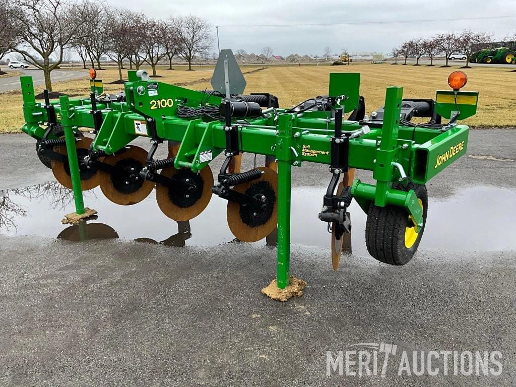 Main image John Deere 2100