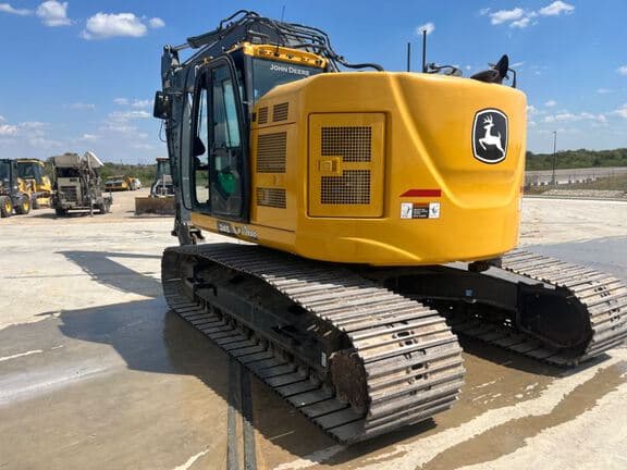 Image of John Deere 245P equipment image 3
