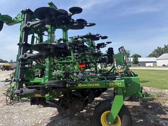 Image of John Deere 2510H equipment image 2