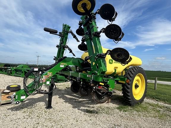 2023 John Deere 2510L Equipment Image0