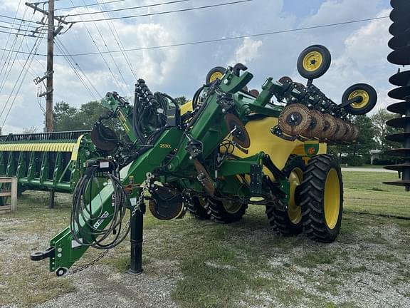 Image of John Deere 2530L equipment image 1