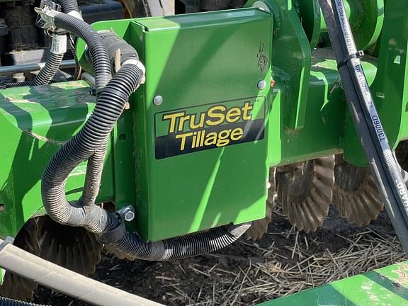 Image of John Deere 2660VT equipment image 2