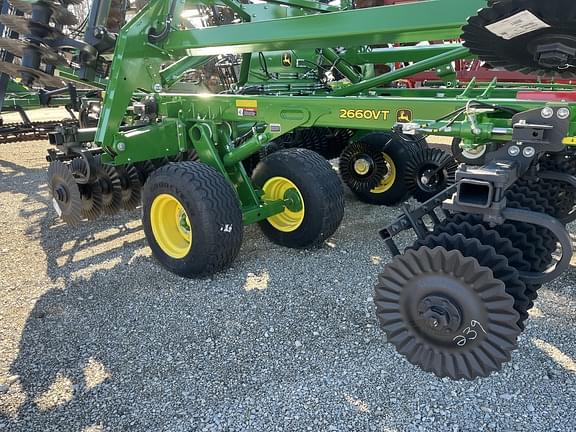 Image of John Deere 2660VT equipment image 4