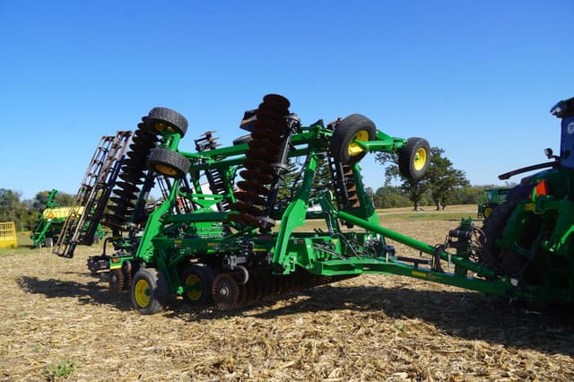 Image of John Deere 2660VT equipment image 4