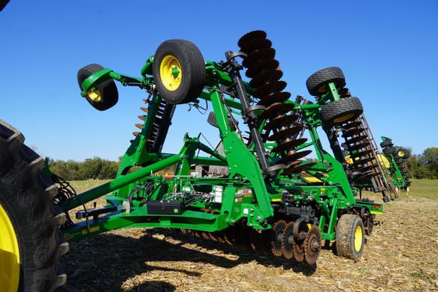 Image of John Deere 2660VT equipment image 1