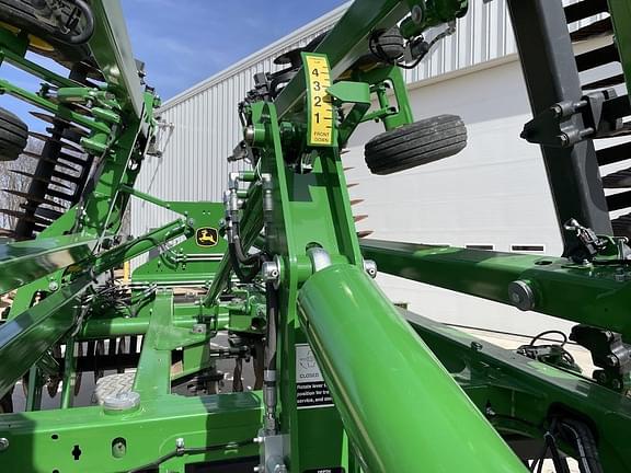 Image of John Deere 2660VT equipment image 4