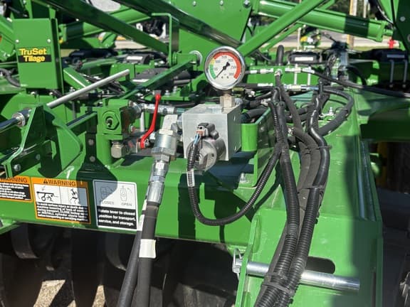 Image of John Deere 2720 equipment image 1