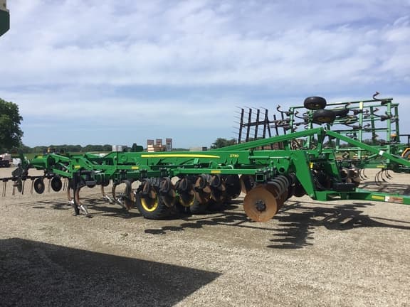 Image of John Deere 2730 equipment image 2