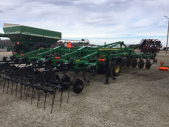 Image of John Deere 2730 equipment image 3