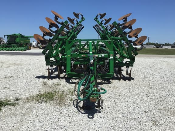 Image of John Deere 2730 equipment image 1