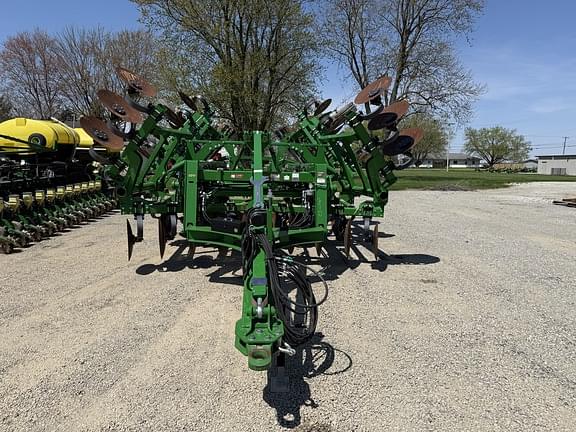 Image of John Deere 2730 equipment image 1