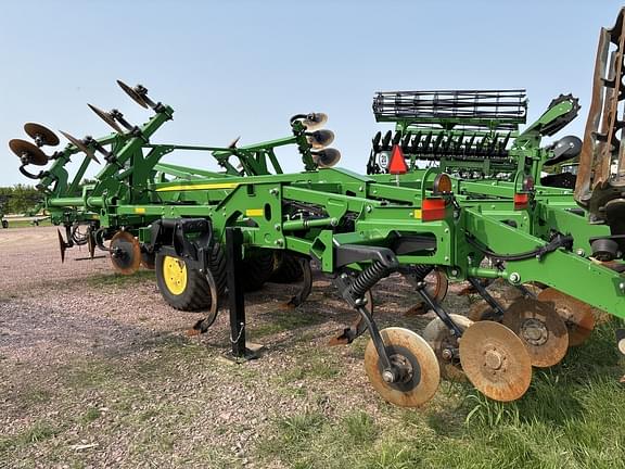 Image of John Deere 2730 equipment image 3