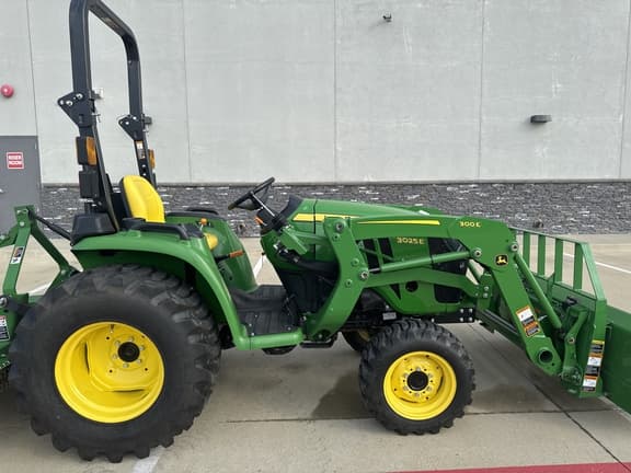 Image of John Deere 3025E equipment image 4