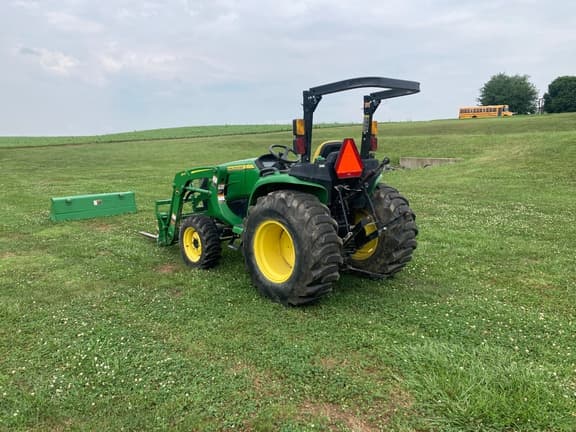 Image of John Deere 3032E equipment image 4