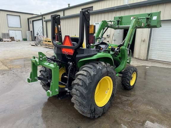Image of John Deere 3032E equipment image 3
