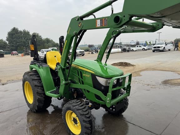 Image of John Deere 3032E equipment image 2