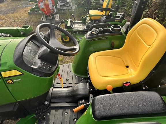 Image of John Deere 3032E equipment image 4