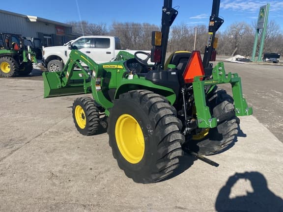 Image of John Deere 3032E equipment image 4