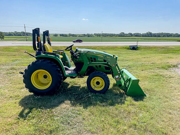 Image of John Deere 3032E equipment image 4