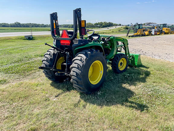 Image of John Deere 3032E equipment image 4