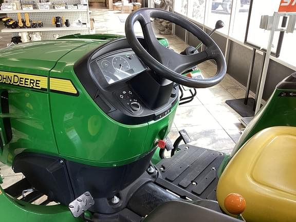 Image of John Deere 3025E equipment image 2