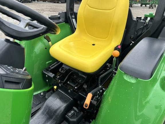 Image of John Deere 3032E equipment image 3