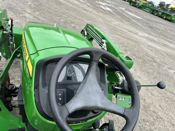Image of John Deere 3032E equipment image 2