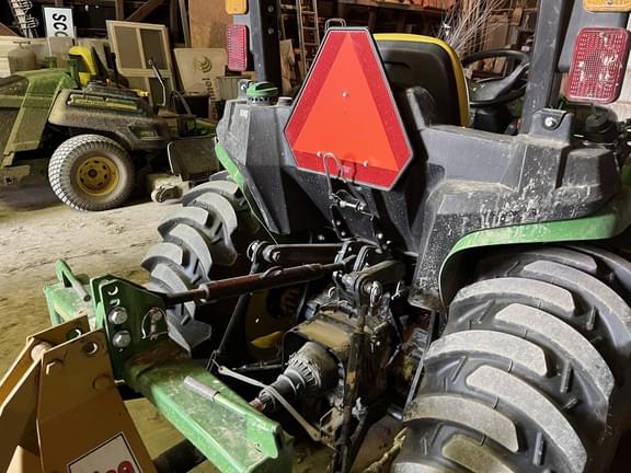 Image of John Deere 3032E equipment image 4