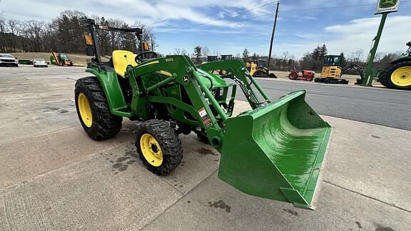 Image of John Deere 3032E equipment image 4