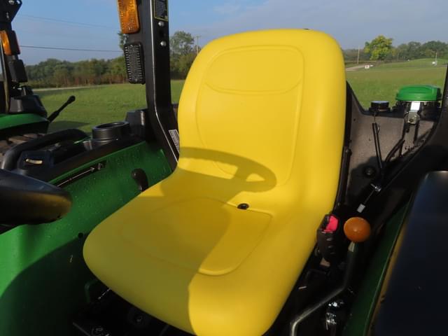 Image of John Deere 3032E equipment image 2