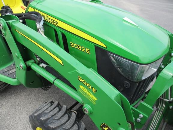 Image of John Deere 3032E equipment image 4