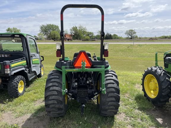 Image of John Deere 3032E equipment image 4