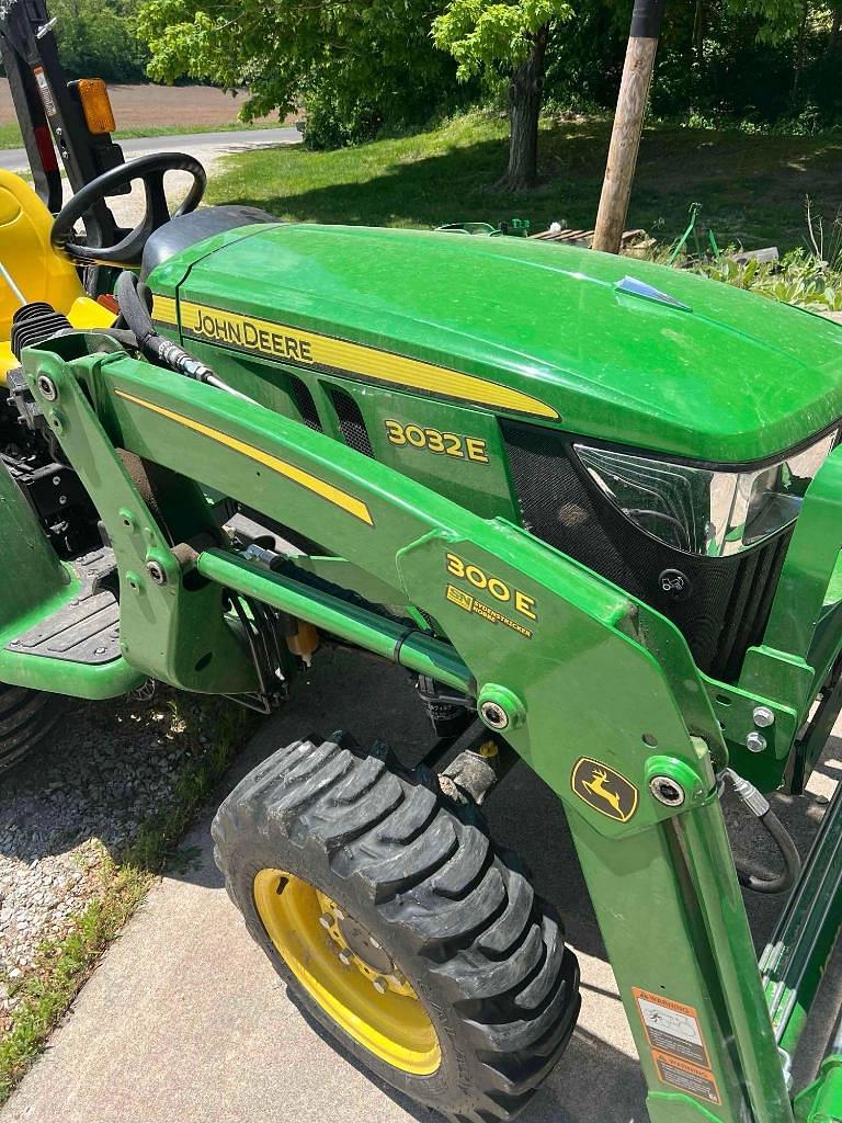 Image of John Deere 3032E Image 1