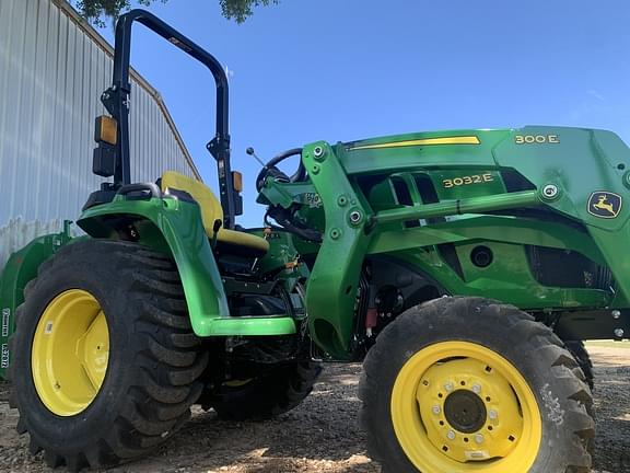Image of John Deere 3032E equipment image 4