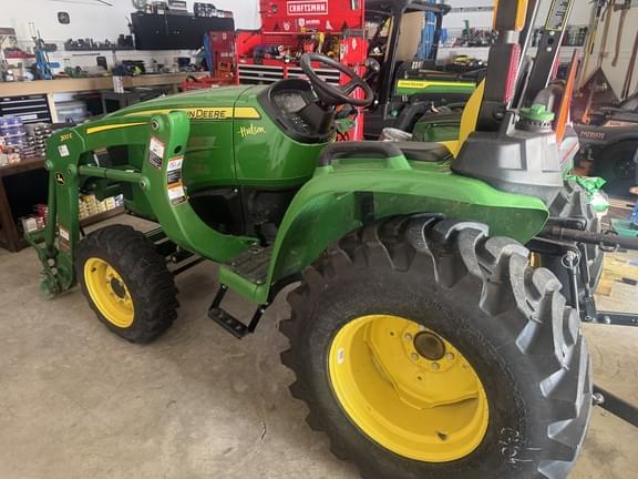 Image of John Deere 3032E equipment image 4
