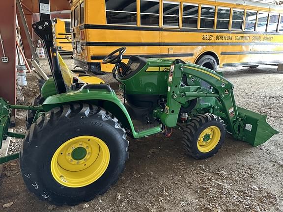 Image of John Deere 3033R equipment image 1