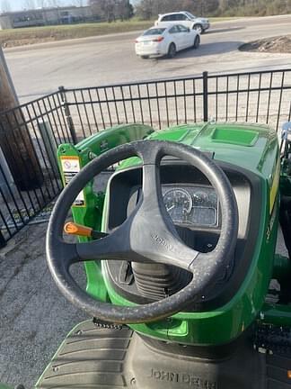 Image of John Deere 3033R equipment image 4