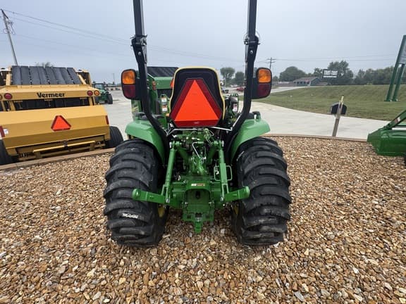Image of John Deere 3033R equipment image 4