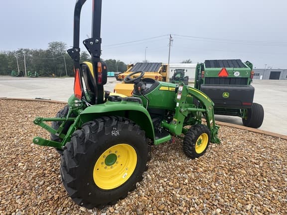 Image of John Deere 3033R equipment image 3