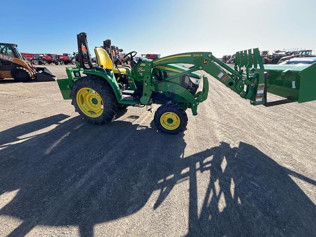 Image of John Deere 3033R equipment image 4