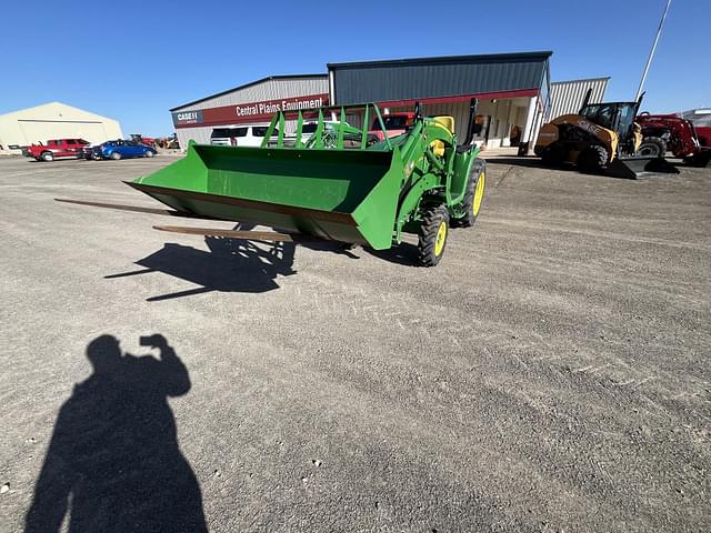 Image of John Deere 3033R equipment image 1