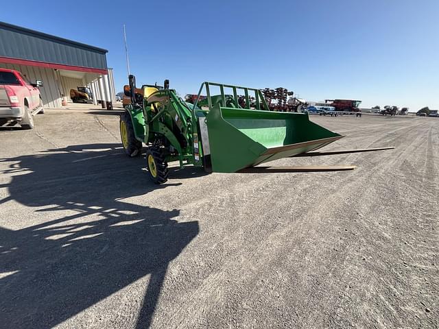 Image of John Deere 3033R equipment image 3