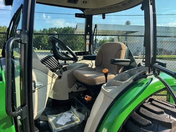 Image of John Deere 3033R equipment image 2
