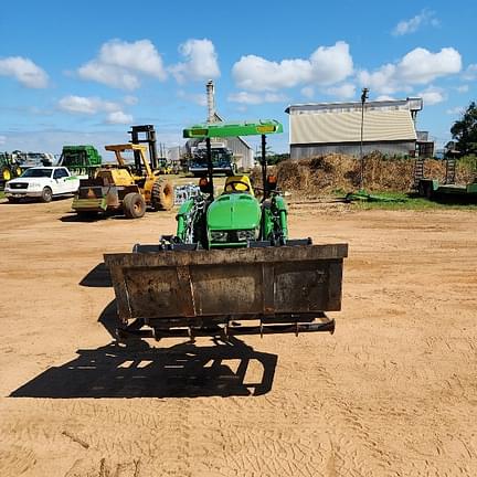 Image of John Deere 3033R equipment image 1