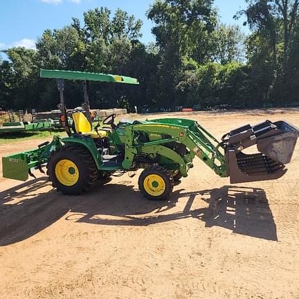 Image of John Deere 3033R equipment image 2