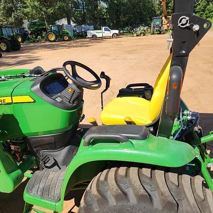 Image of John Deere 3033R equipment image 4